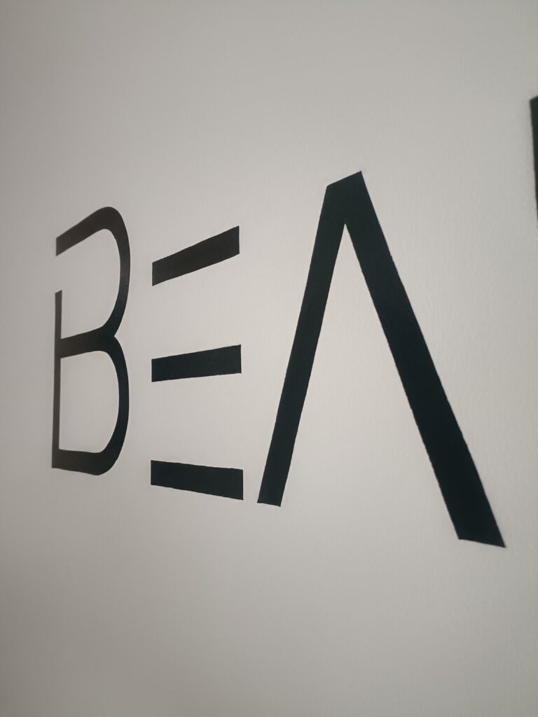 logo mur de près lettres peinte