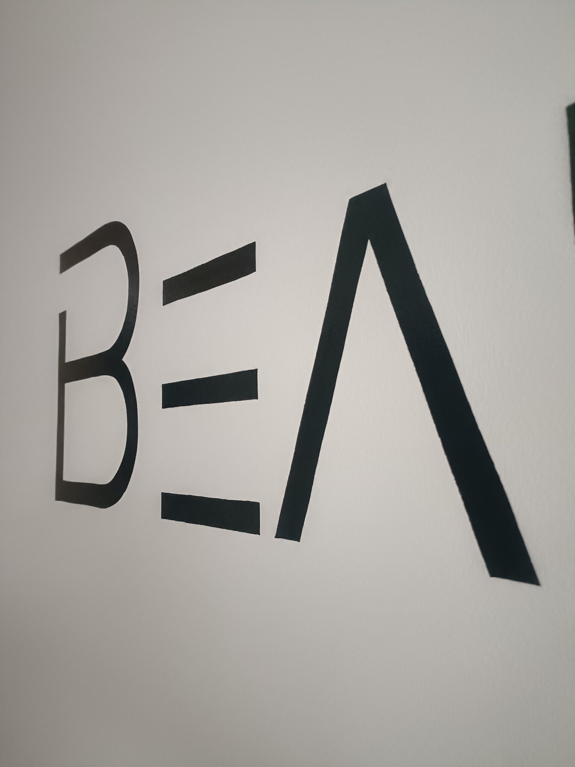 logo mur de près lettres peinte