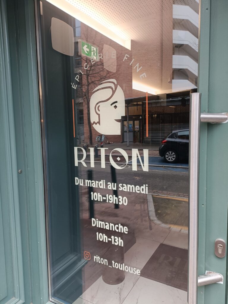 porte vitrine peinte à la main riton